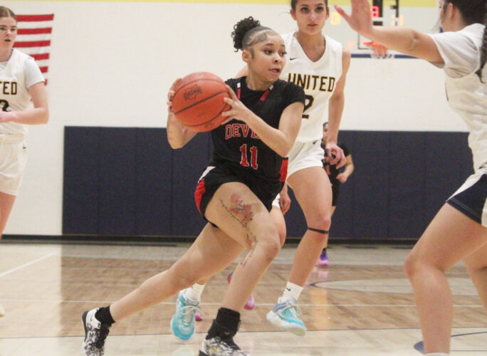Campbell's upset slips away in 4th vs. United